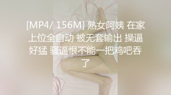 中年夫妻看着电视在客厅沙发大战一番骚妻