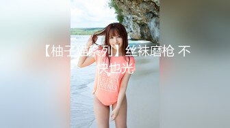 女主播直播玩游戏玩输了受惩罚 被对方拿拖鞋打逼 看着都疼